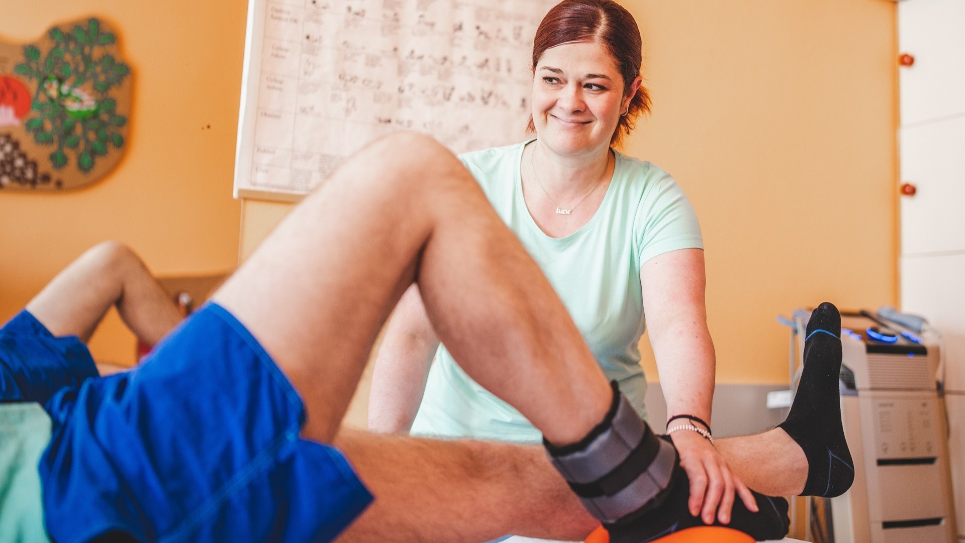 Fyzioterapeutka při rehabilitační péči o pacienta