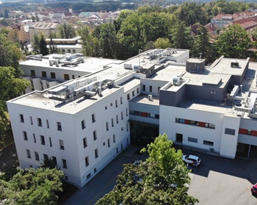 Budovy a areál Nemocnice Strakonice z výšky