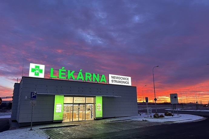 Budova Lékárny Katovická za soumraku